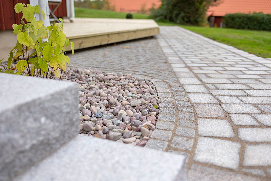 Lithomex hård fuge med Quicksand mellem natursten på sti i privat have